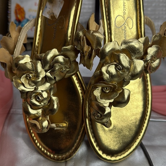 (T5) Jessica Simpson Women's Ginima Floral Slip-On Flat Sandals, Gold, 8.5 M - Picture 11 of 11
